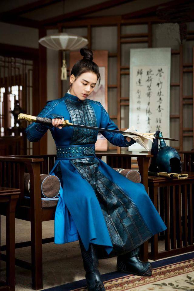 女明星穿铠甲_古装剧女将军_女明星穿盔甲