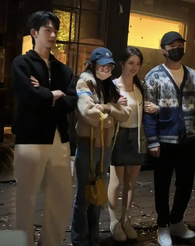 娱乐圈中假情侣_私人情感商业KPI转化_内娱假顶流情侣探班撕开炒CP剧本